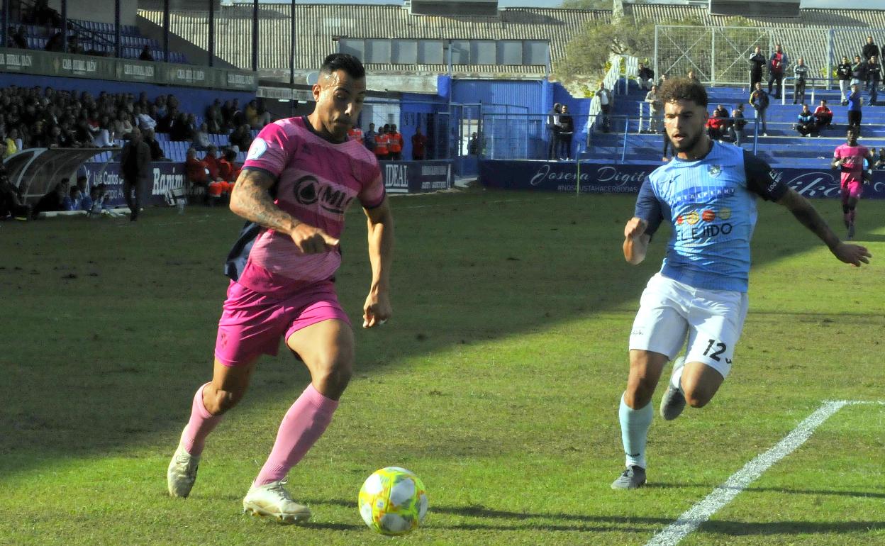 Chendo y Dani Sánchez, enfrentados en el partido Linares-Ejido de la pasada temporada en Tercera. 