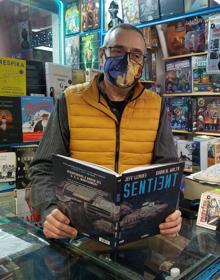 Imagen secundaria 2 - Lola y Kaoutar, en la sala del restaurante Damasqueros del Realejo. Gertru, sola en su tienda de moda entre Bib Rambla y Mesones. Nicolás mata el tiempo con un tebeo entre las manos. 