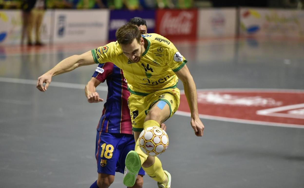 Alan Brandi controla el esférico. 