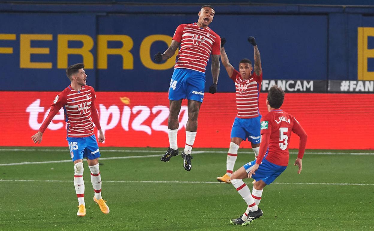 Robert Kenedy celebra desatado junto a sus compañeros su golazo en el Estadio de la Cerámica. 