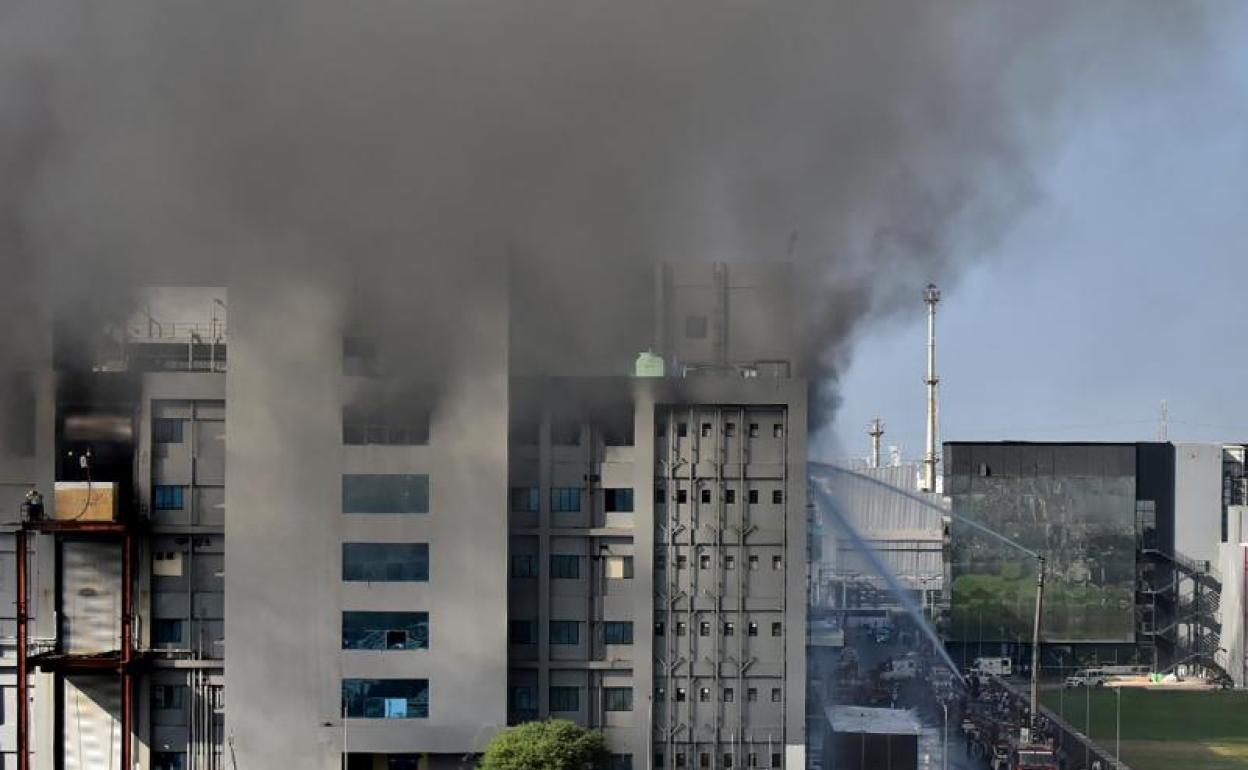 5 muertos en un incendio en la mayor fábrica de vacunas del mundo, que produce para Oxford y AstraZeneca. 