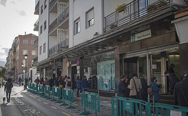 El público se prepara para acceder al Teatro Alhambra a las 11.30 horas.