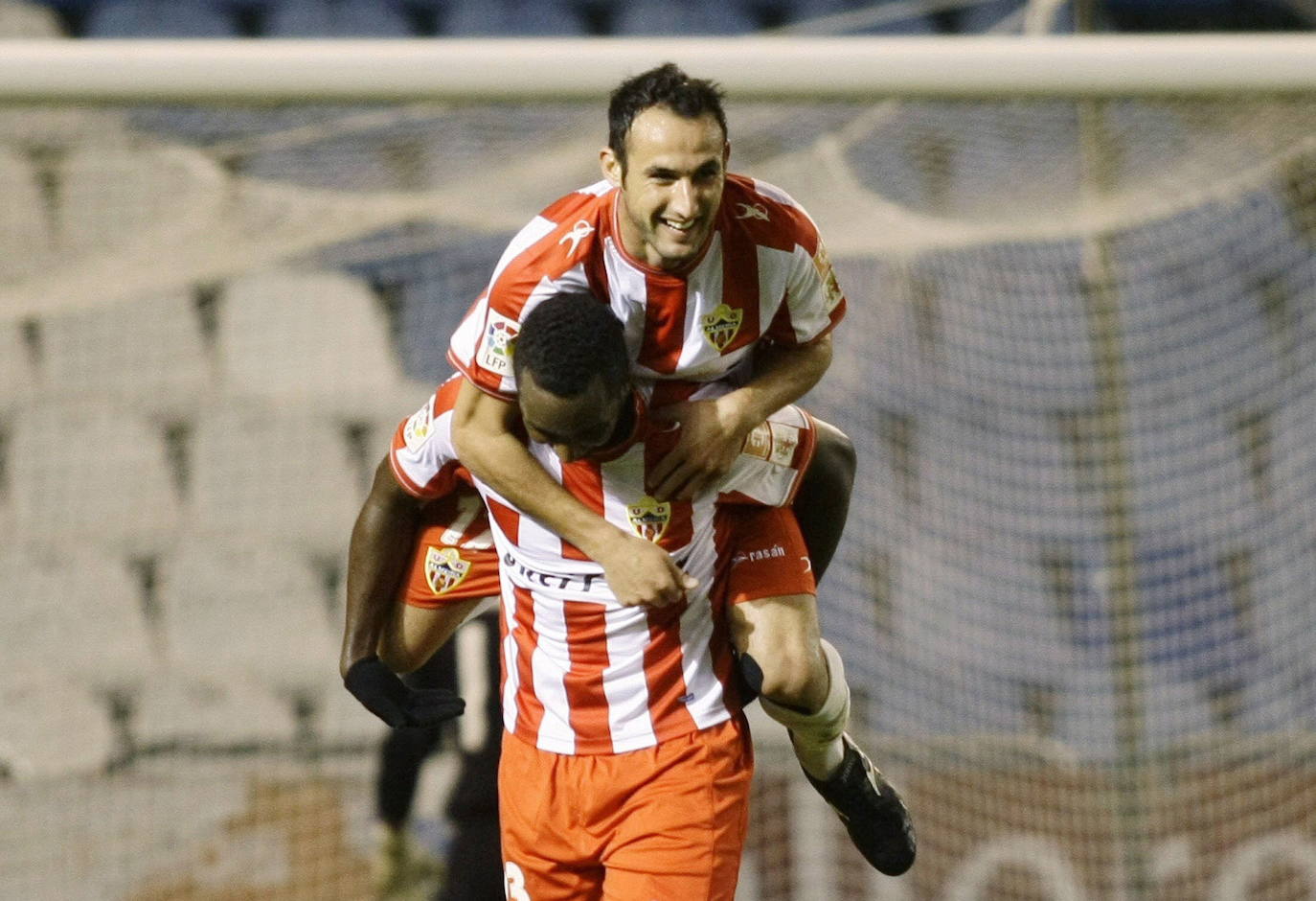 Juanma Ortiz celebra con Goitom un gol en cuartos de la mejor Copa del historia para la UDA, en la 2010/11. 