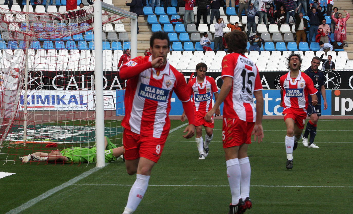 Álvaro Negredo celebra el segundo gol frente a Osasuna, en la Liga 2007/08 de la Liga en Primera.