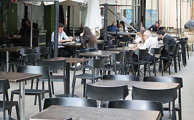 La Junta decretará el cierre de bares y tiendas en Almería capital desde el miércoles