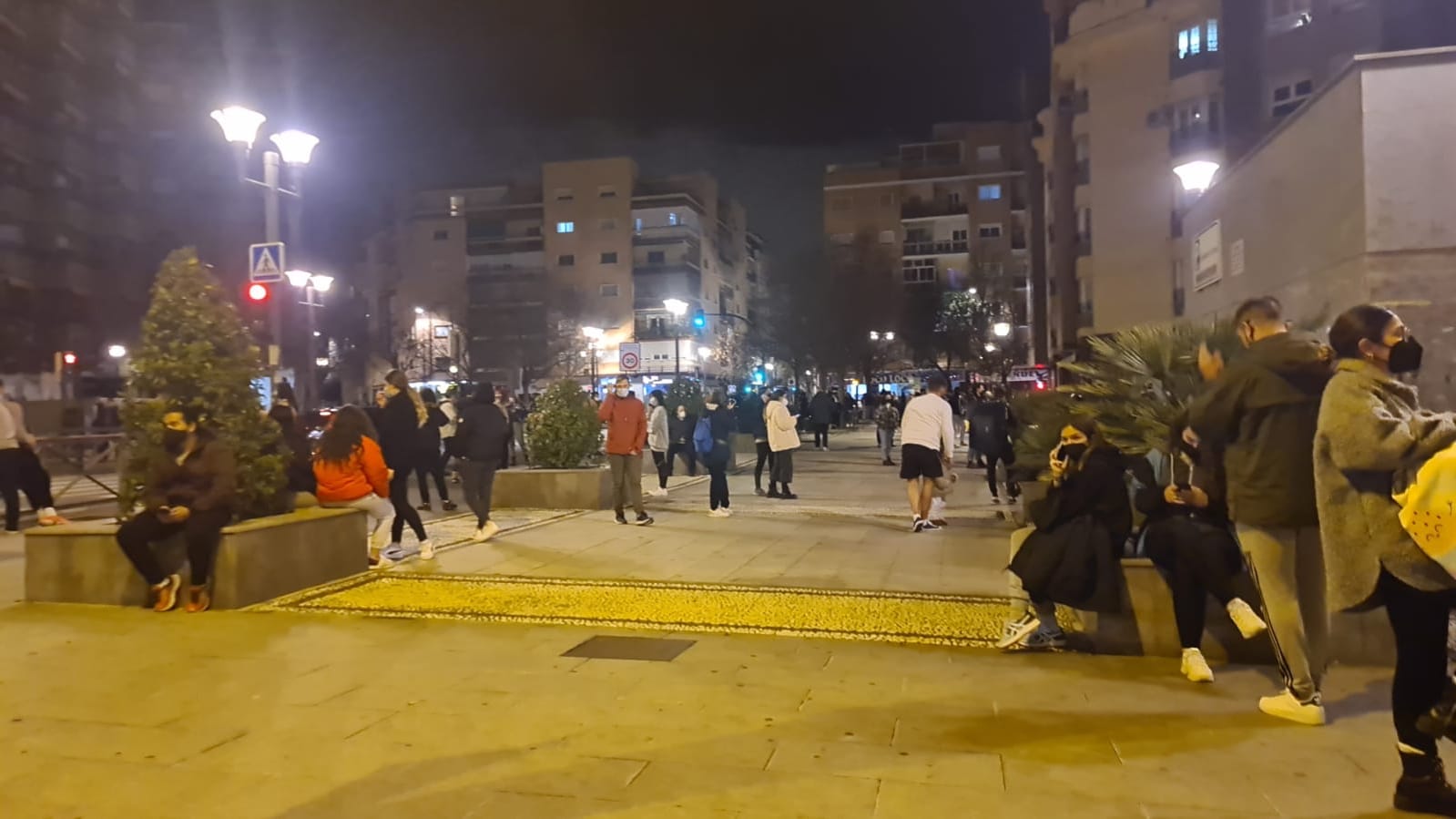 Calles y plazas se llenan de personas que salen de sus viviendas tras los terremotos.