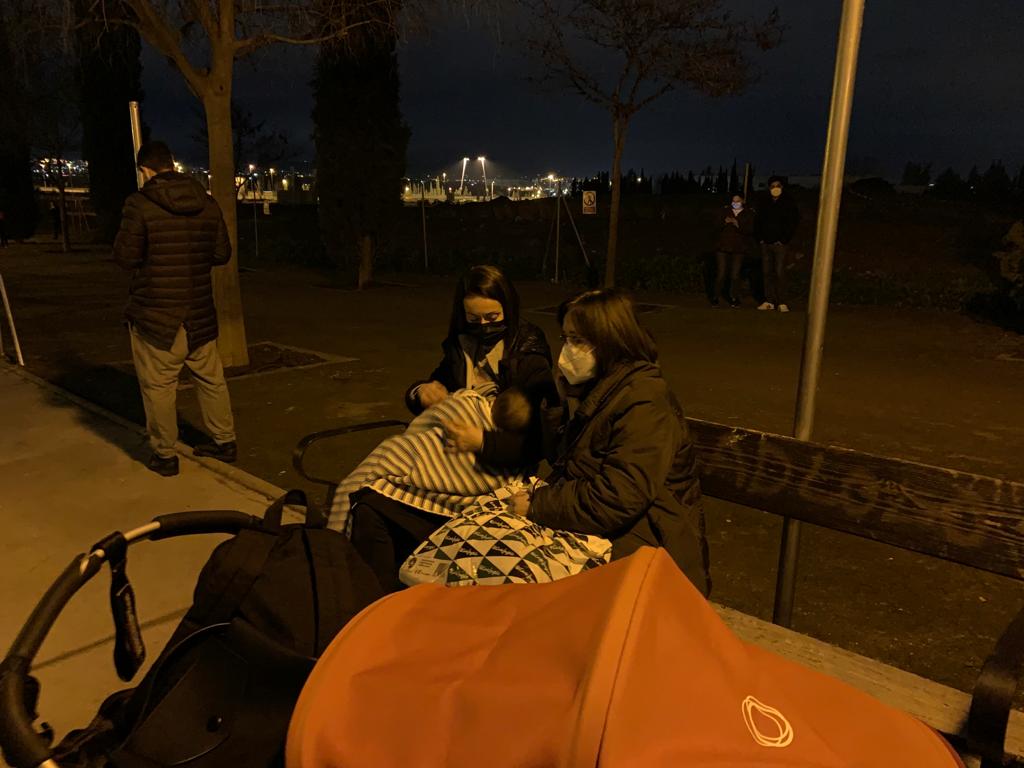 Calles y plazas se llenan de personas que salen de sus viviendas tras los terremotos.