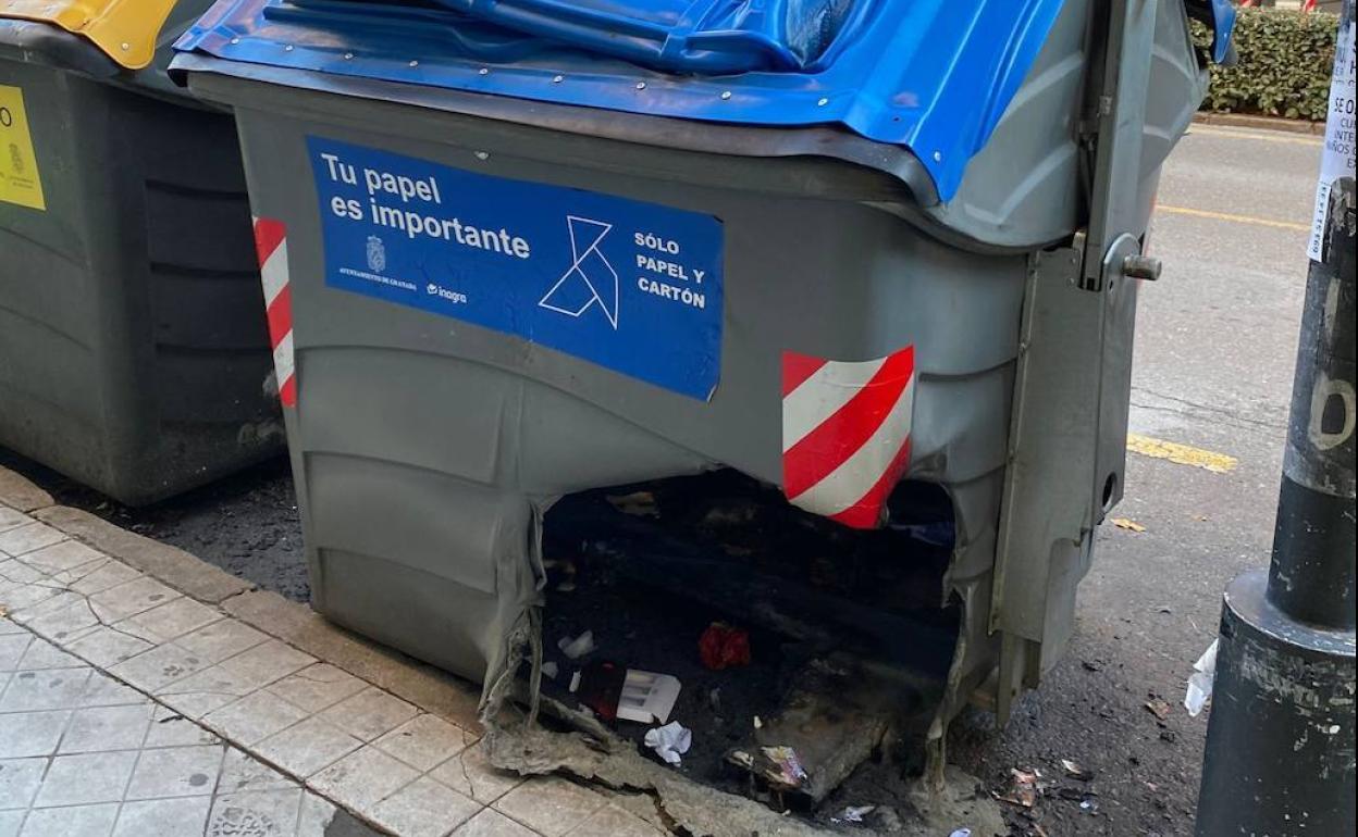 Así quedó el recipiente de cartón y papel incendiado la madrugada del pasado día 11. 