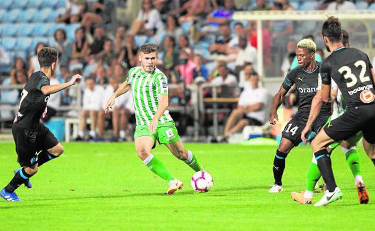 Julio Gracia, con el primer equipo bético y rodeado de jugadores del Olympique de Marsella, en un amistoso en Faro. 