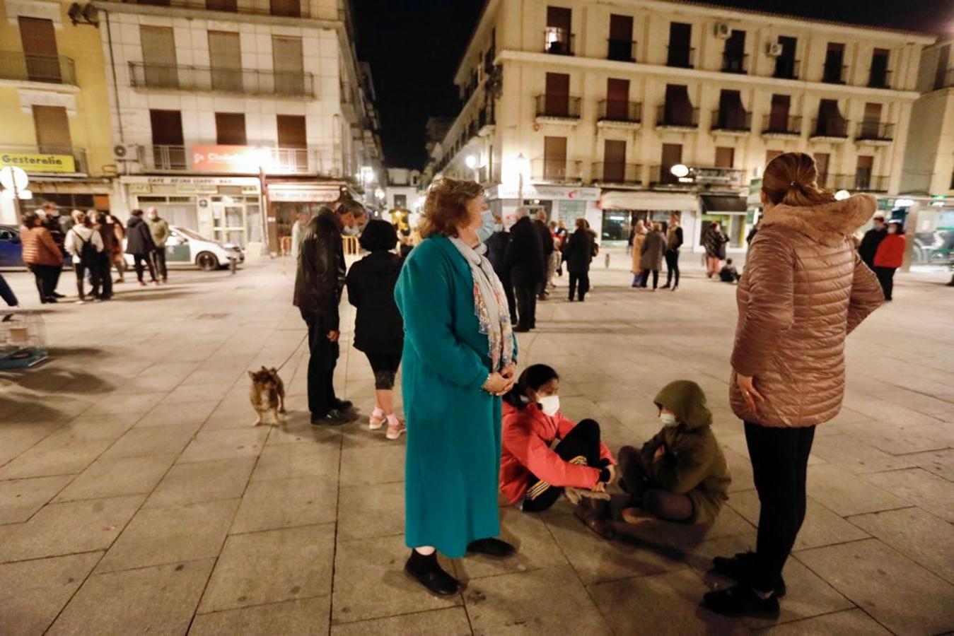 Cientos de personas, en las calles de Santa Fe tras los terremotos.