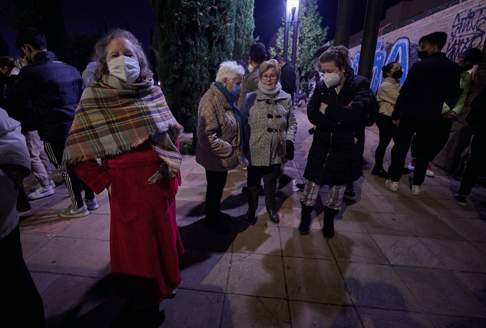 Calles y plazas se llenan de personas que salen de sus viviendas tras los terremotos.