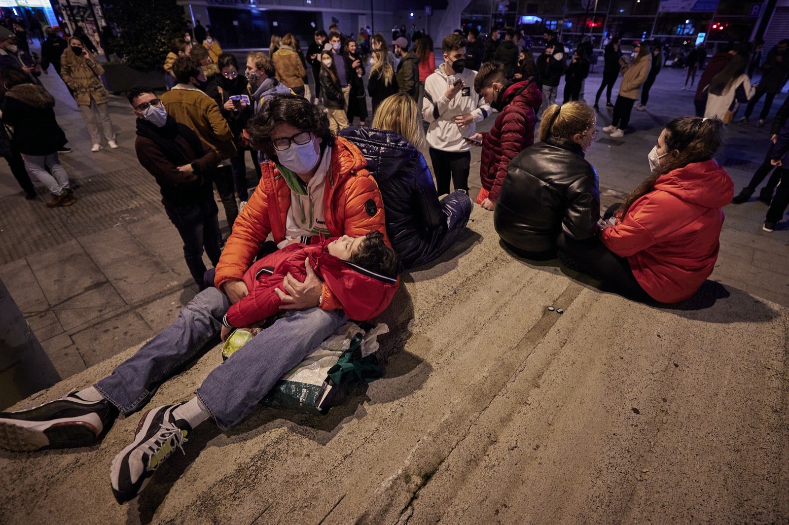 Calles y plazas se llenan de personas que salen de sus viviendas tras los terremotos.