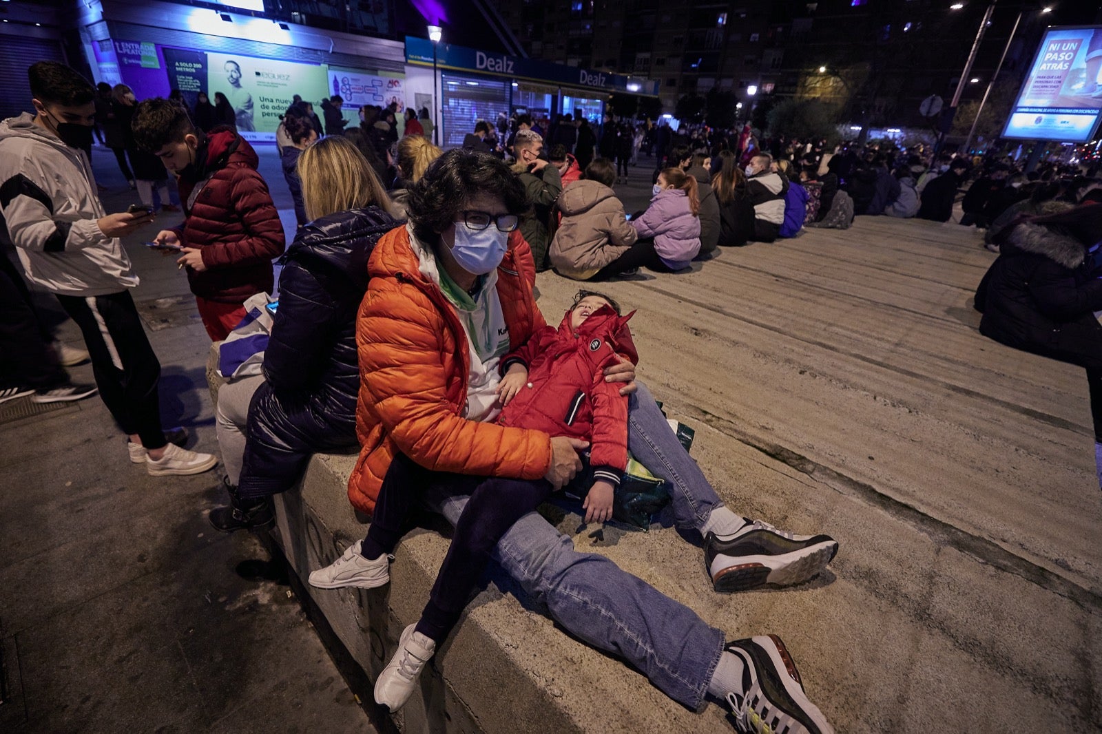 Calles y plazas se llenan de personas que salen de sus viviendas tras los terremotos.