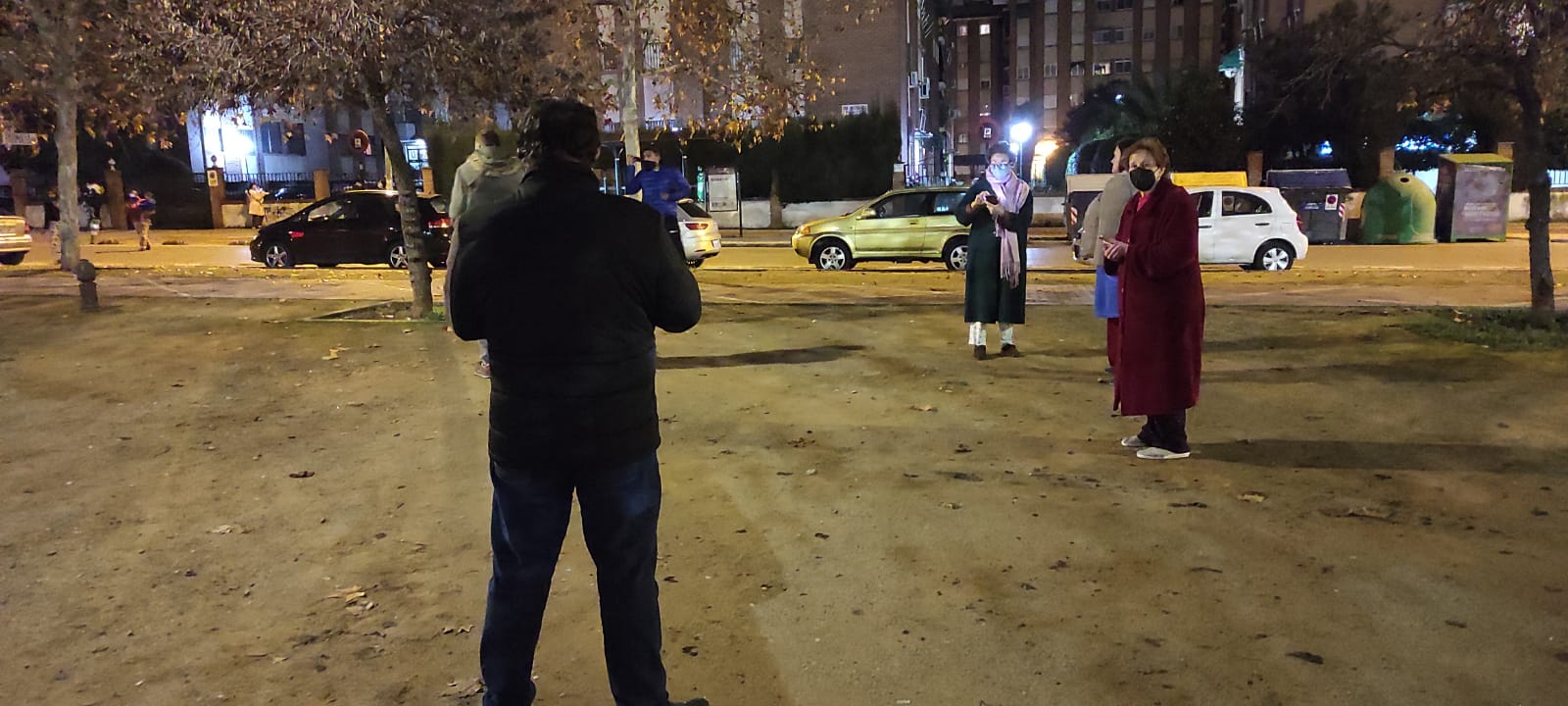 Calles y plazas se llenan de personas que salen de sus viviendas tras los terremotos.