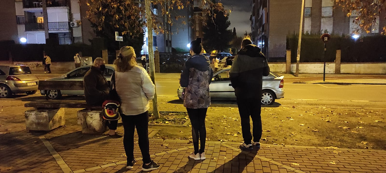 Calles y plazas se llenan de personas que salen de sus viviendas tras los terremotos.