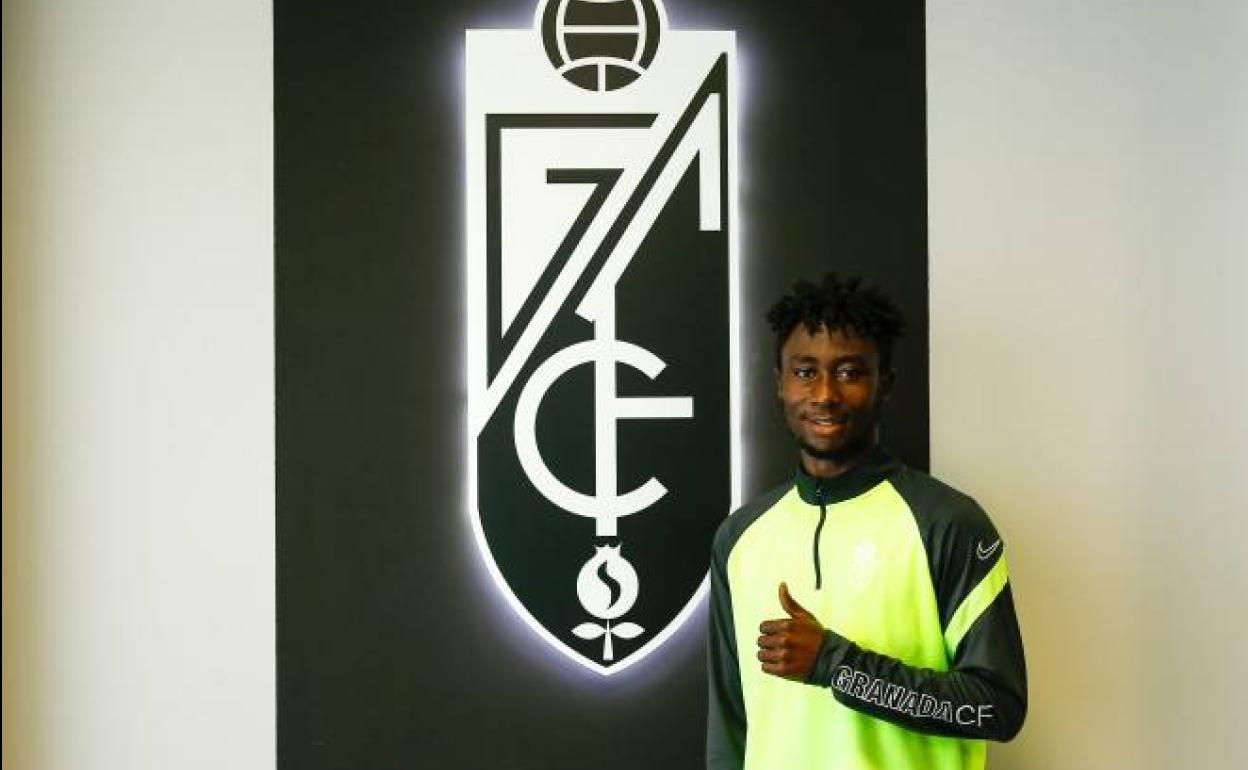 El nuevo futbolista rojiblanco posa ante el escudo de la entidad. 