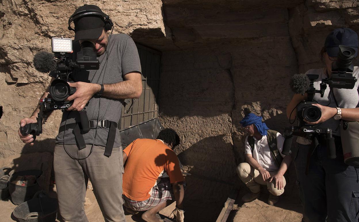 Las cámaras grabaron el descubrimiento de una cámara intacta y el escaneo de una momia, entre otros.