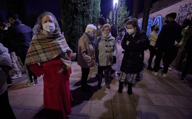 Ciudadanos en las calles tras los terremotos de ayer por la noche. 