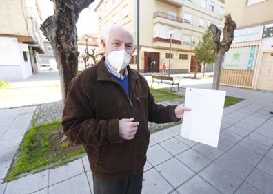 Imagen secundaria 1 - Angi, pescadera del mercado municipal, ha reabierto este jueves. Un jubilado de 86 años ensea sus papeles con lso que ha pedido una ayuda para arreglar los desperfectos de su casa por el terremoto. Un santaferino espera ser atendido en la puerta de la Oficina de Atención a los Damnificados de Santa Fe,