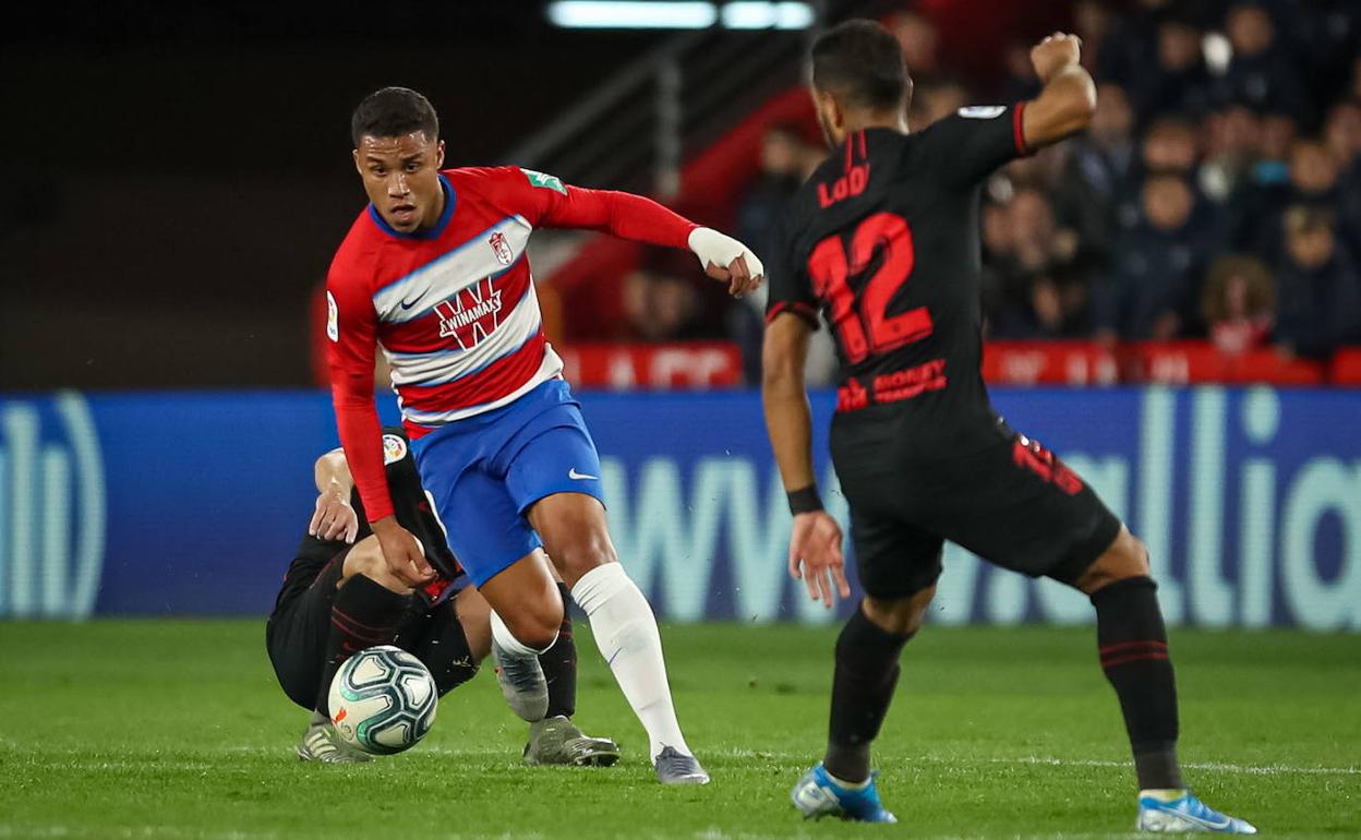 Darwin Machís conduce un balón durante el partido de la temporada pasada en Los Cármenes. 