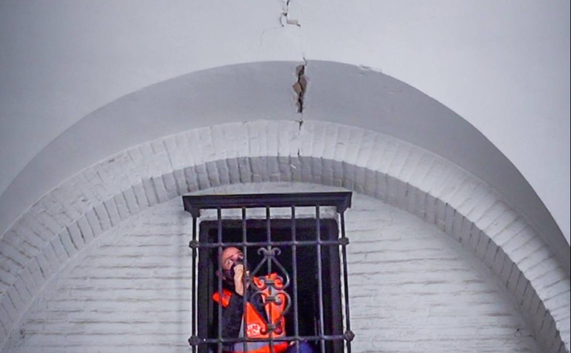 Un experto inspecciona los daños causados en Santa Fe por los últimos terremotos. 