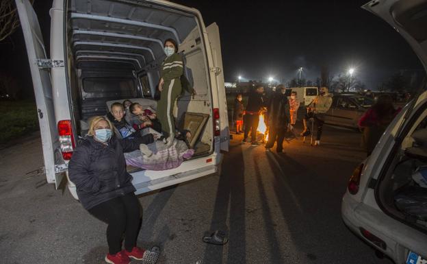 Vecinos de Santa Fe que pasaron la noche del jueves al viernes fuera de sus domicilios por los temblores.