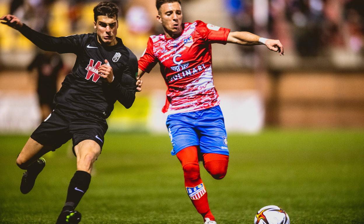 Alberto Soro pugna un balón en un lance con un jugador del Navalcarnero. 