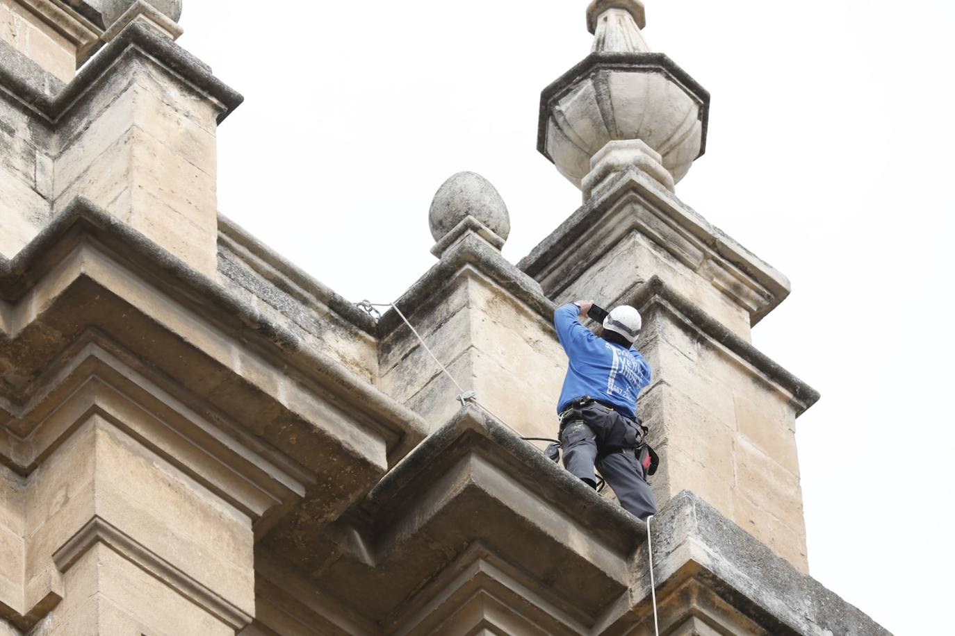 Detectan dos pináculos partidos de la fachada principal