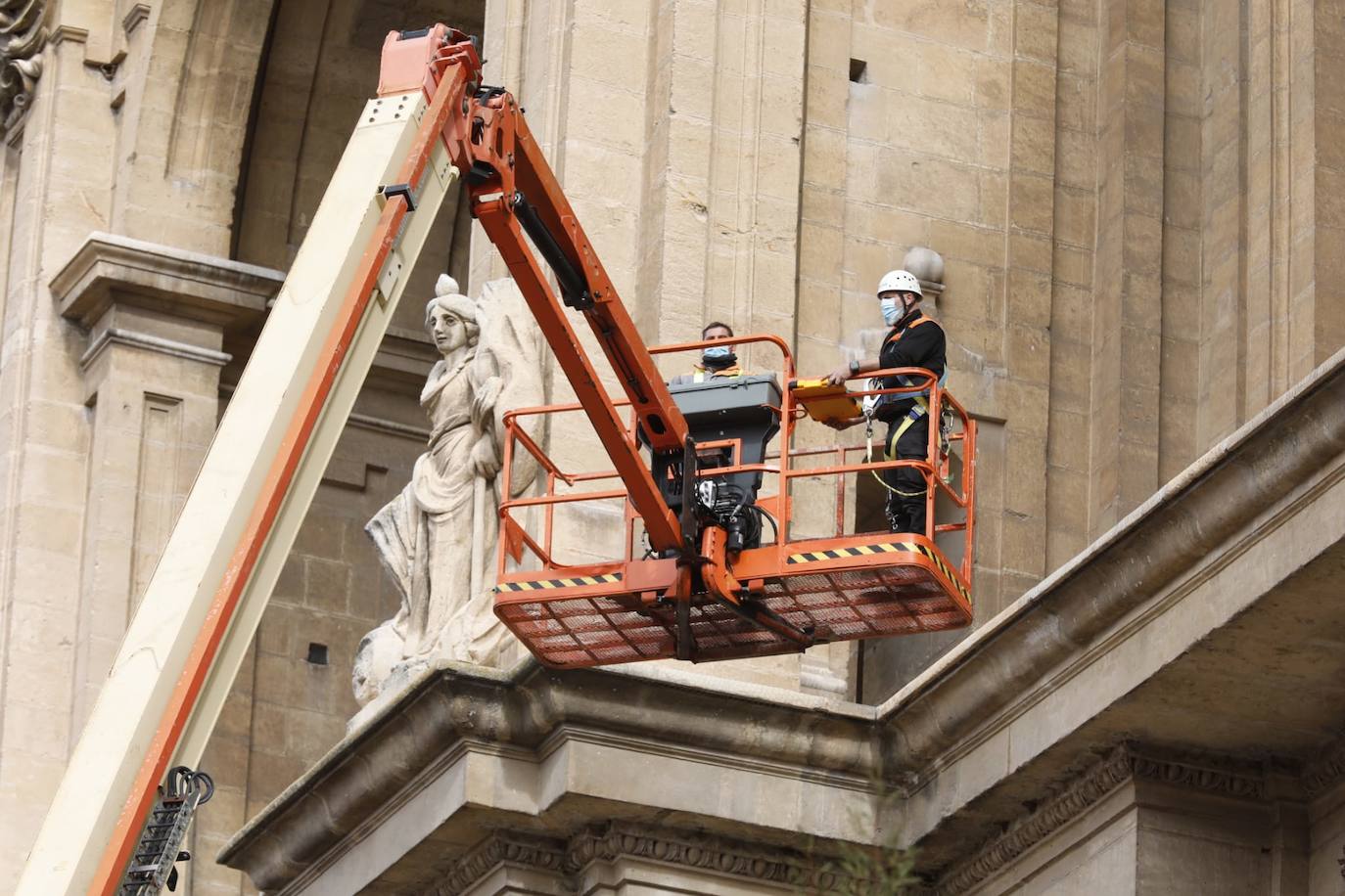 Detectan dos pináculos partidos de la fachada principal