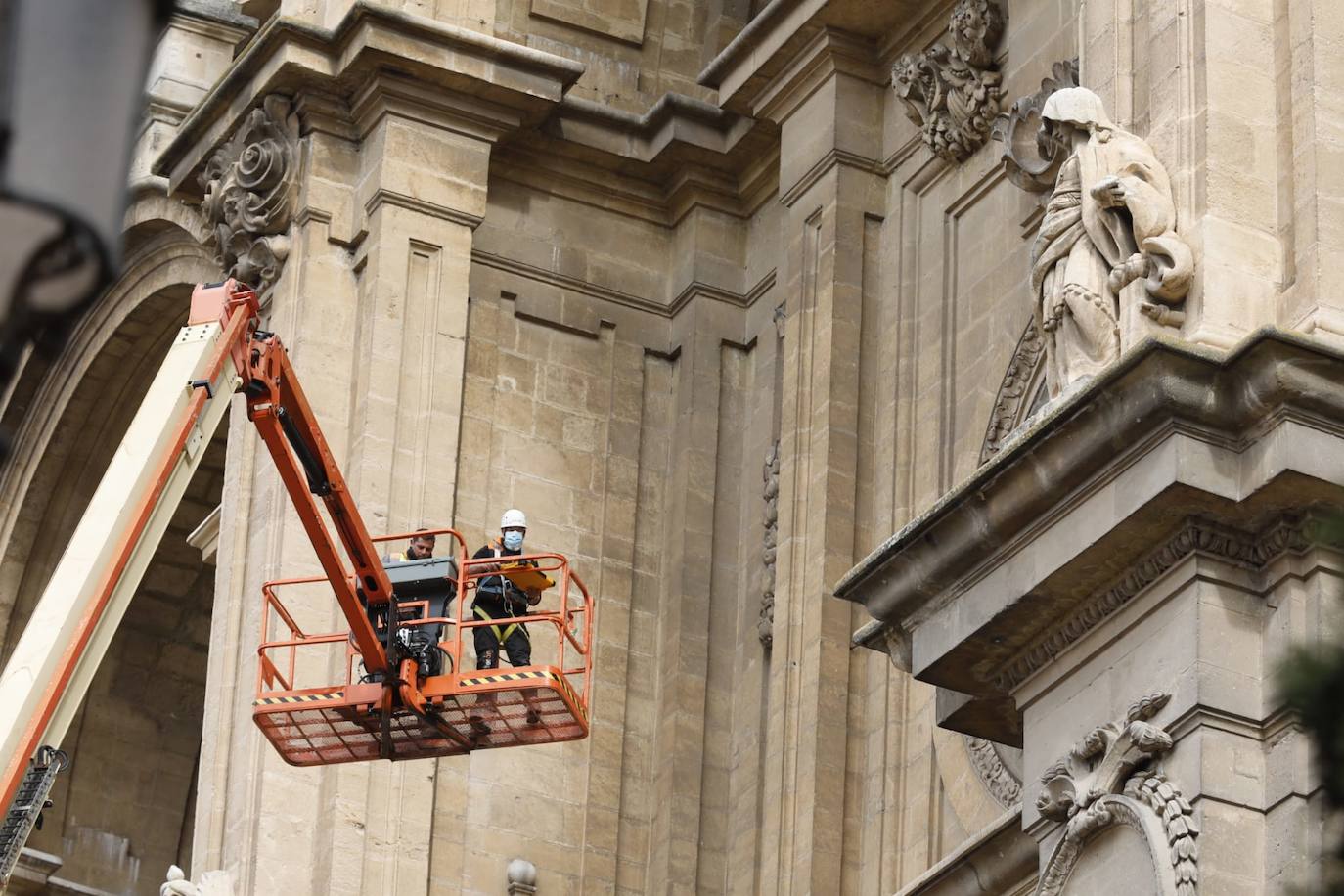 Detectan dos pináculos partidos de la fachada principal