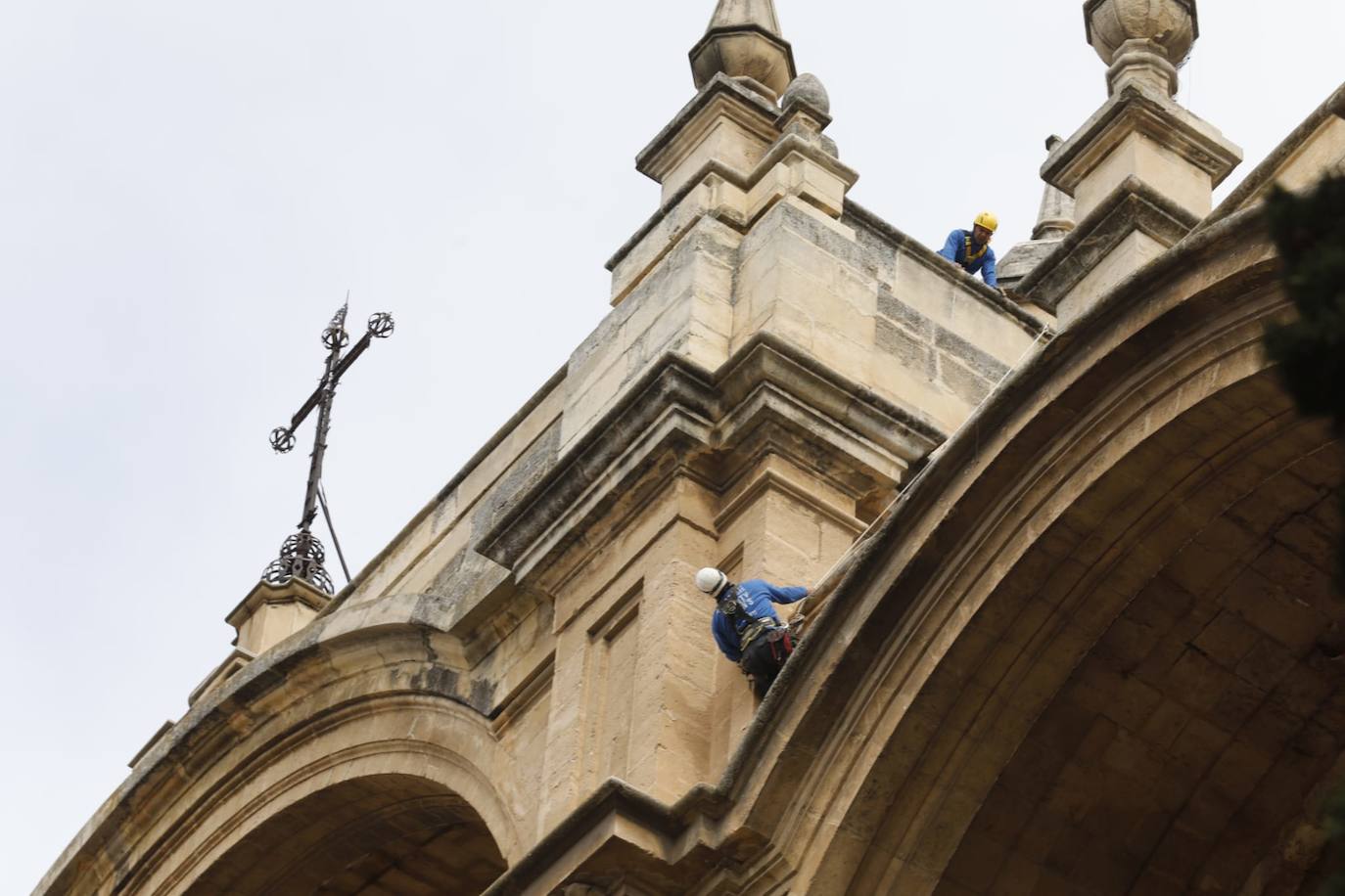 Detectan dos pináculos partidos de la fachada principal