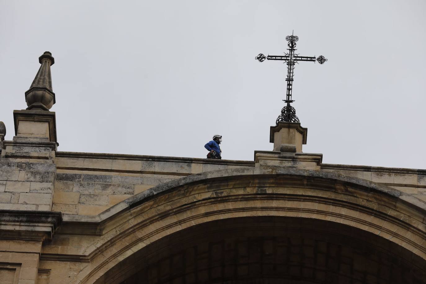 Detectan dos pináculos partidos de la fachada principal