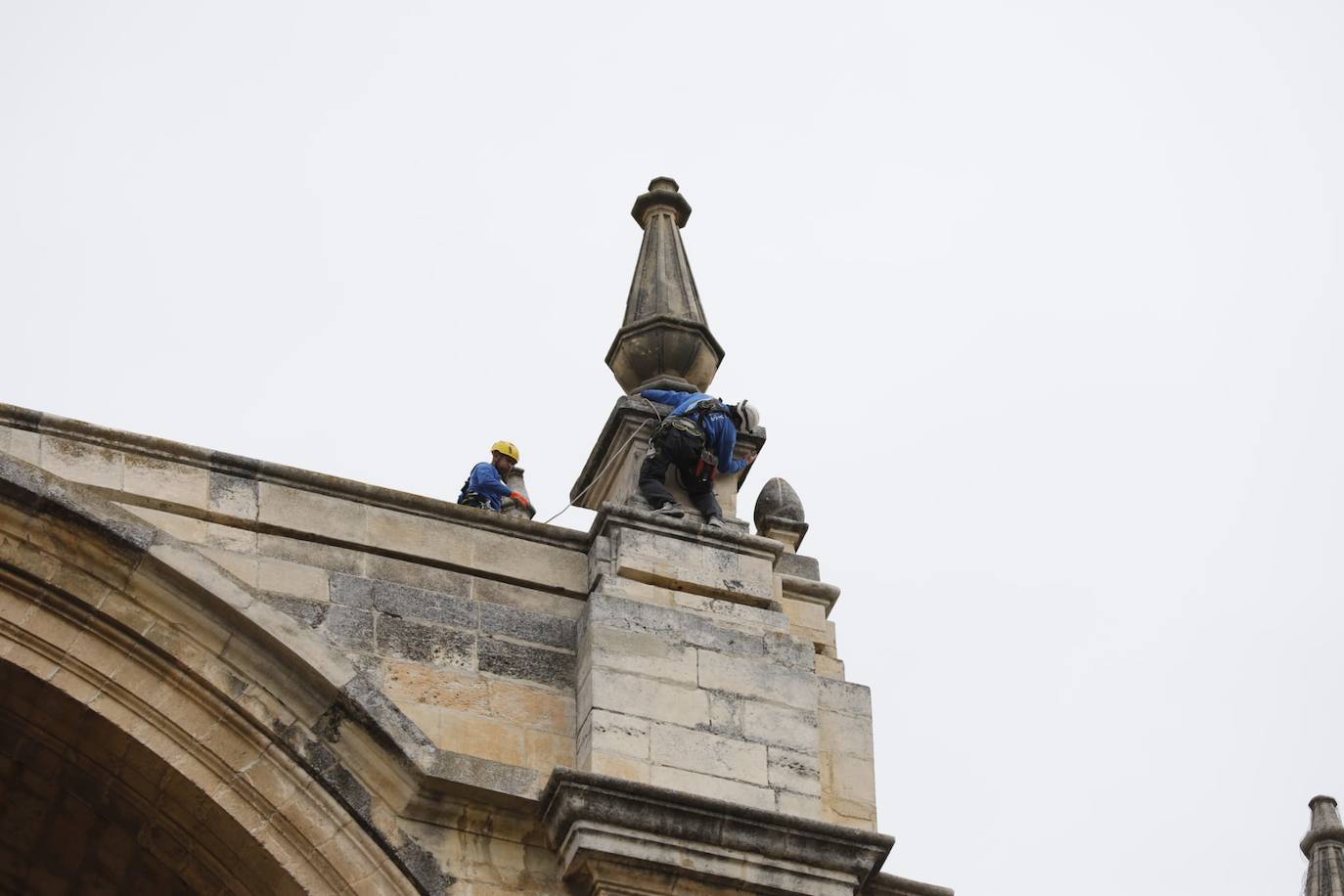 Detectan dos pináculos partidos de la fachada principal