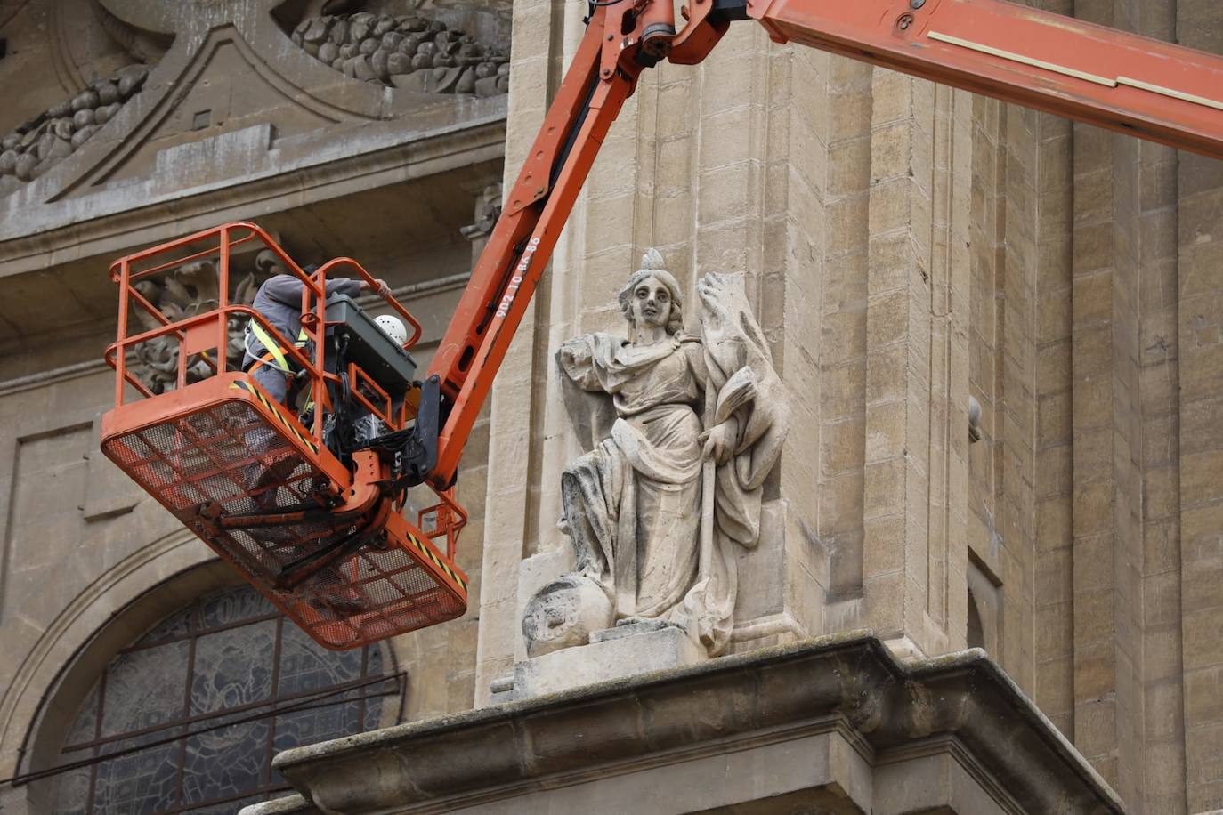 Detectan dos pináculos partidos de la fachada principal