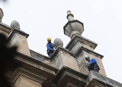 Imagen secundaria 1 - Trabajos en la Catedral de Granada y el desprendimiento de la cubierta de una capilla en San Cristóbal.