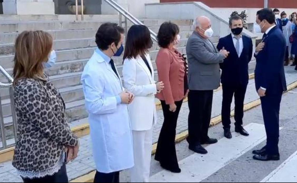 El presidente andaluz, con el alcalde y el consejero de Salud, al llegar al Hospital Princesa. 