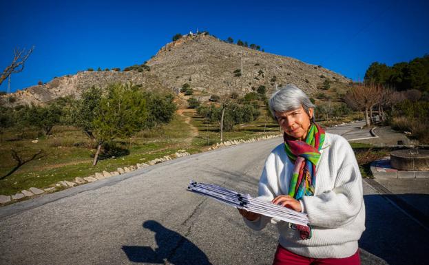 La catedrática Crespo muestra los planos que documentan la trayectoria de las fallas en la Vega. 