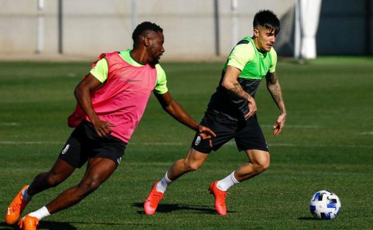 Echu intenta dejar atrás a un compañero durante un entrenamiento. 