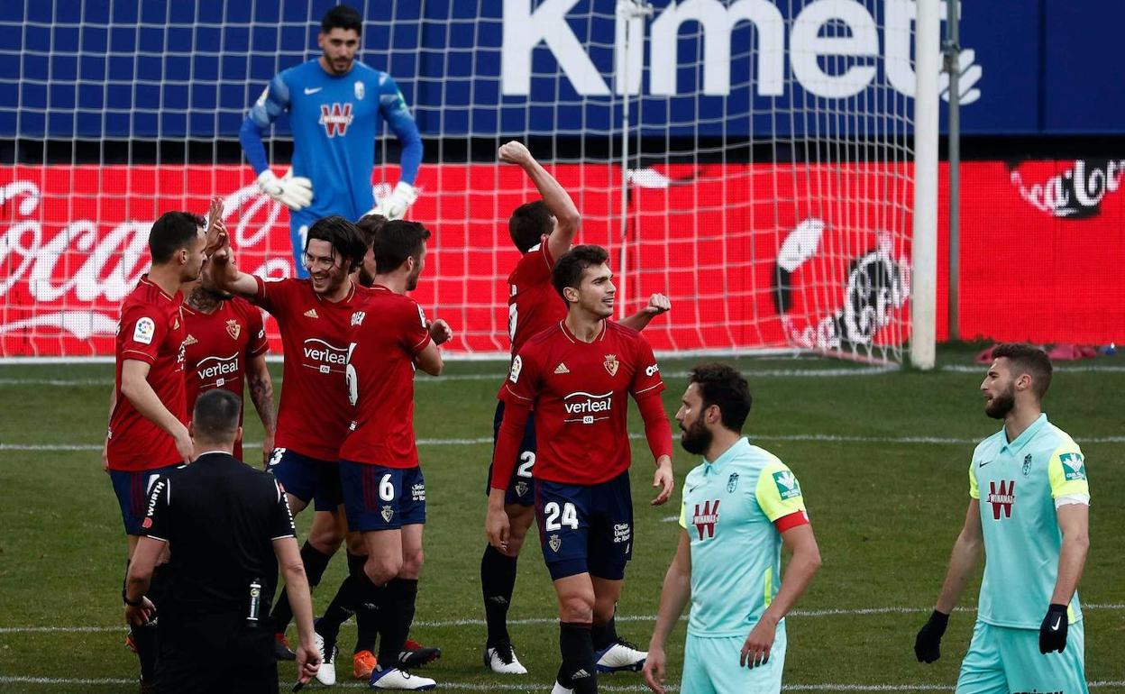 Los futbolistas de Osasuna celebran uno de sus goles en El Sadar, para impotencia de los jugadores del Granada. 