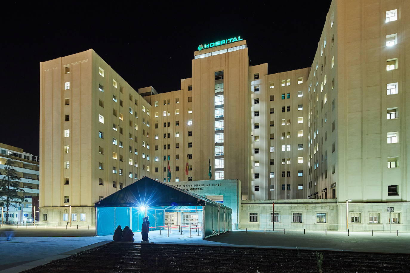 Imagen nocturna del hospital Virgen de las Nieves. 