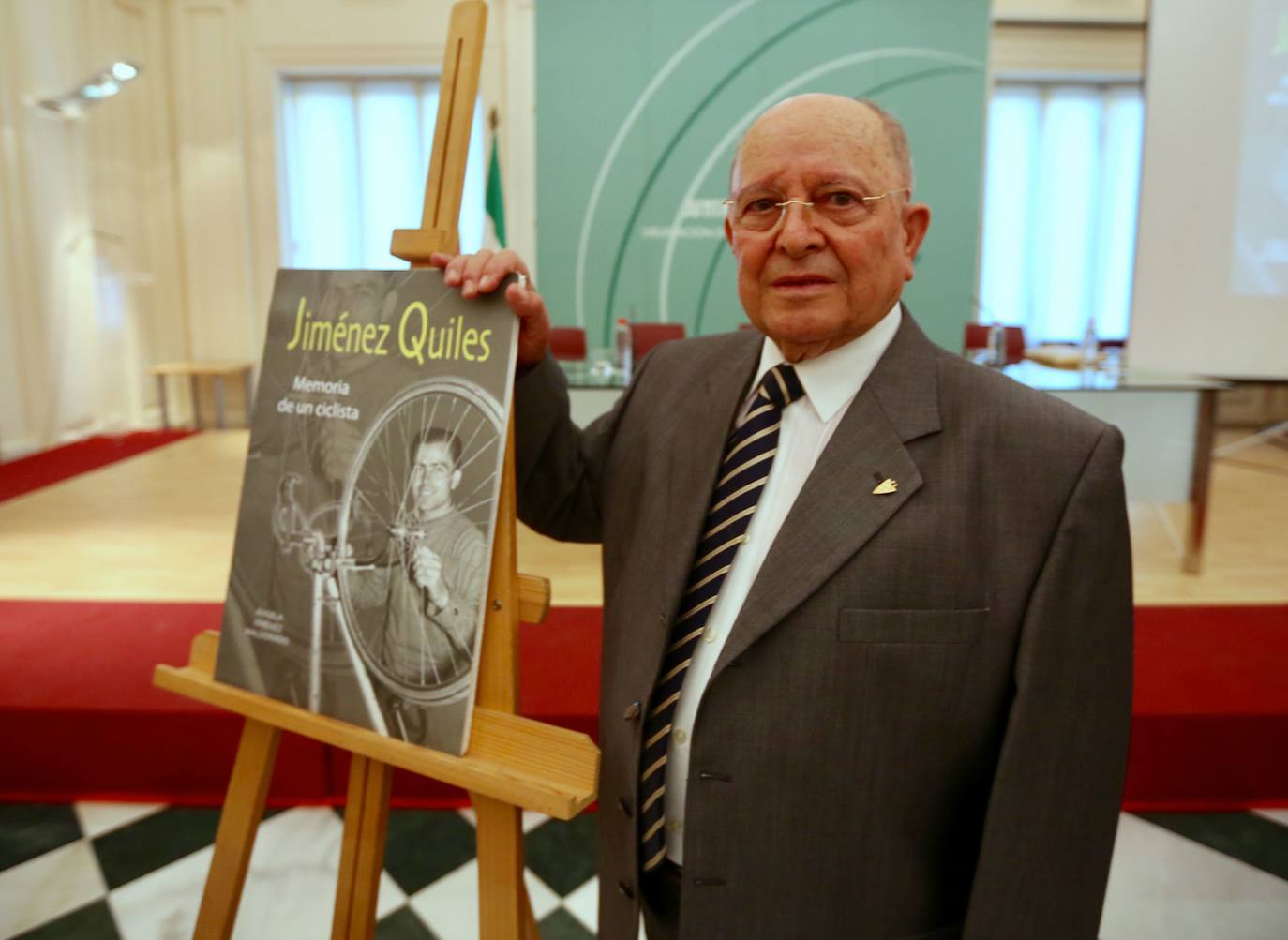 Posa junto al libro que recoge sus gestas deportivas, escrito por su hija Ángela Jiménez Maldonado. 