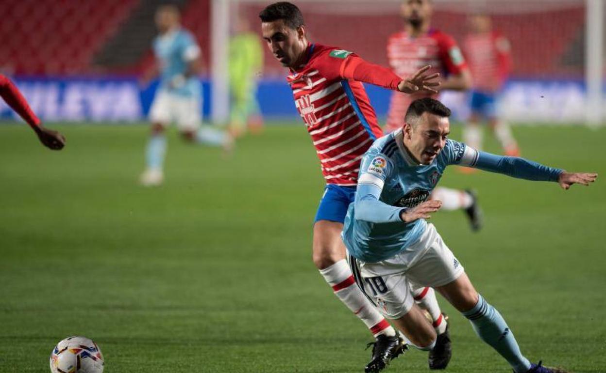 Ángel Montoro derriba a Iago Aspas en una persecución durante la primera parte. 