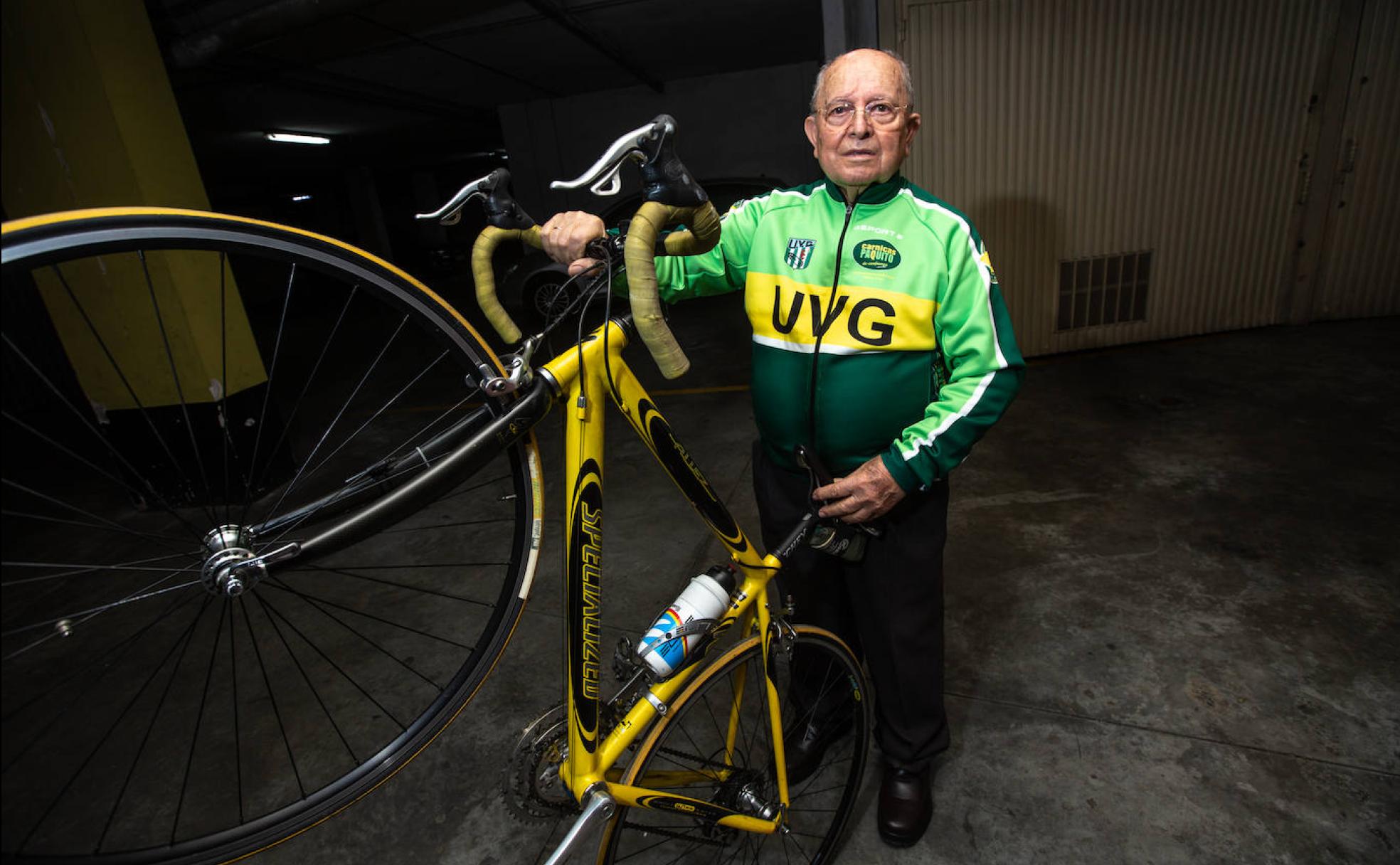 Antonio Jiménez Quiles, con el maillot de la Unión Velocipédica Granadina. 