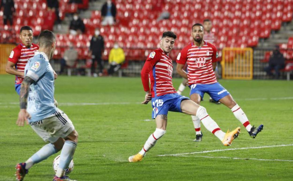 Neva, en una acción defensiva con el Celta, con Yangel Herrera detrás. 