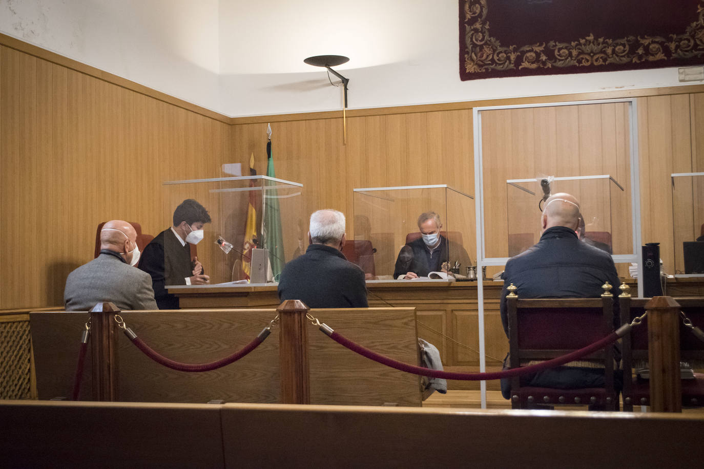 De izquierda a derecha, el exgerente, el extesorero y el exsecretario, en el banquillo de los acusados durante la primera sesión del juicio que se celebra en la Audiencia de Granada. 