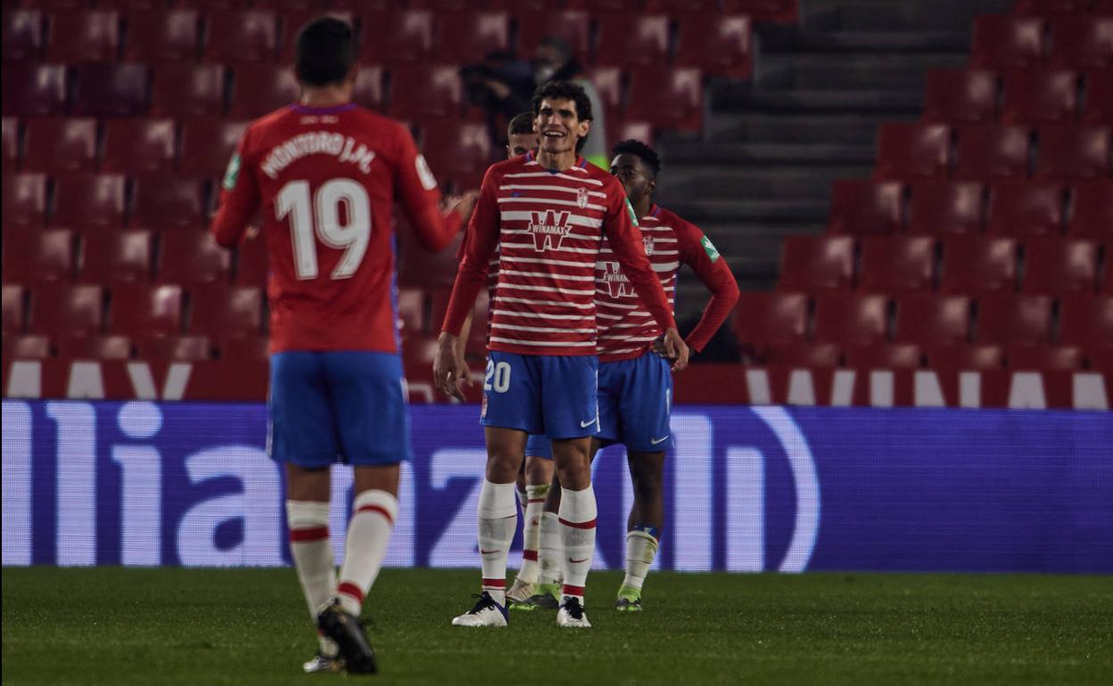 Jesús Vallejo, que jugó en la segunda mitad de pivote, habla con Montoro.