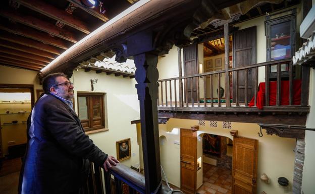 El gerente de la Fundación, José Vallejo, en el patio interior.
