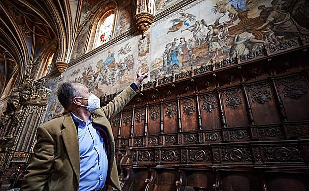 Joaquín Martínez señala la grieta de la fachada oeste de la iglesia, donde se han precipitado fragmentos del muro. 