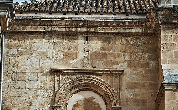 Las grietas del coro se aprecian desde el exterior. 