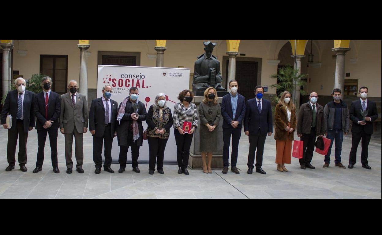 Los premiados posan con miembros del Consejo Social en el primer patio de la Facultad de Derecho.